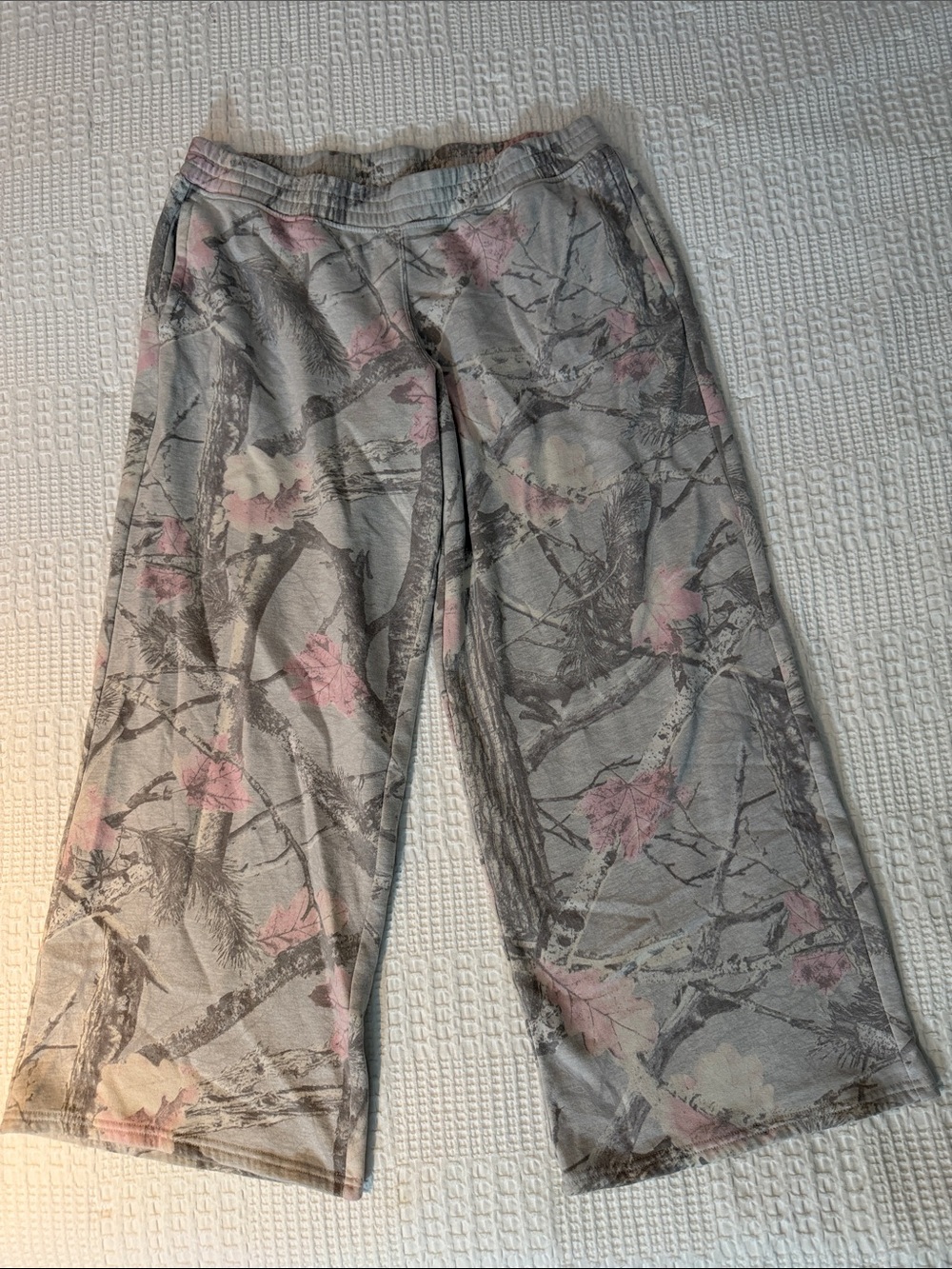 Hollistet Women’s Gray & Pink Floral Wide-Leg Sweatpants